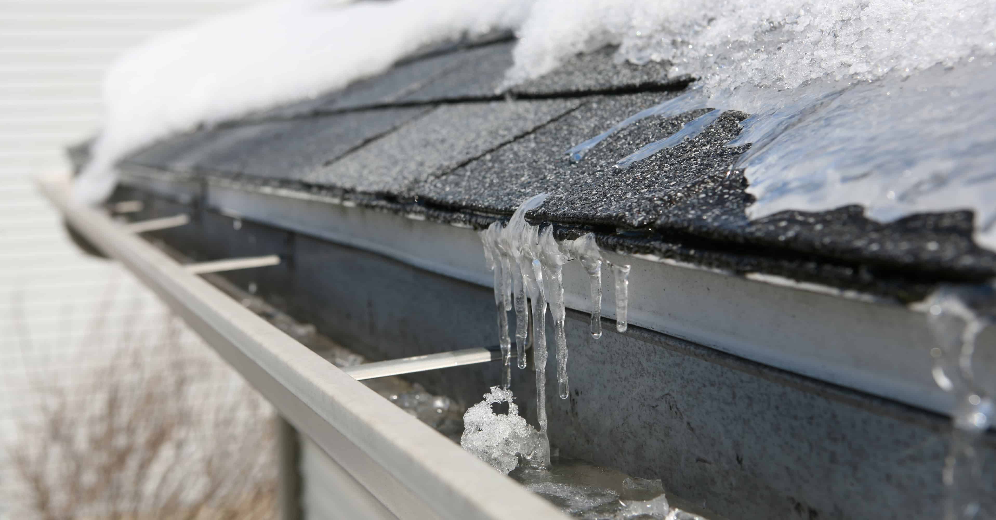 屋顶有冰和排水沟